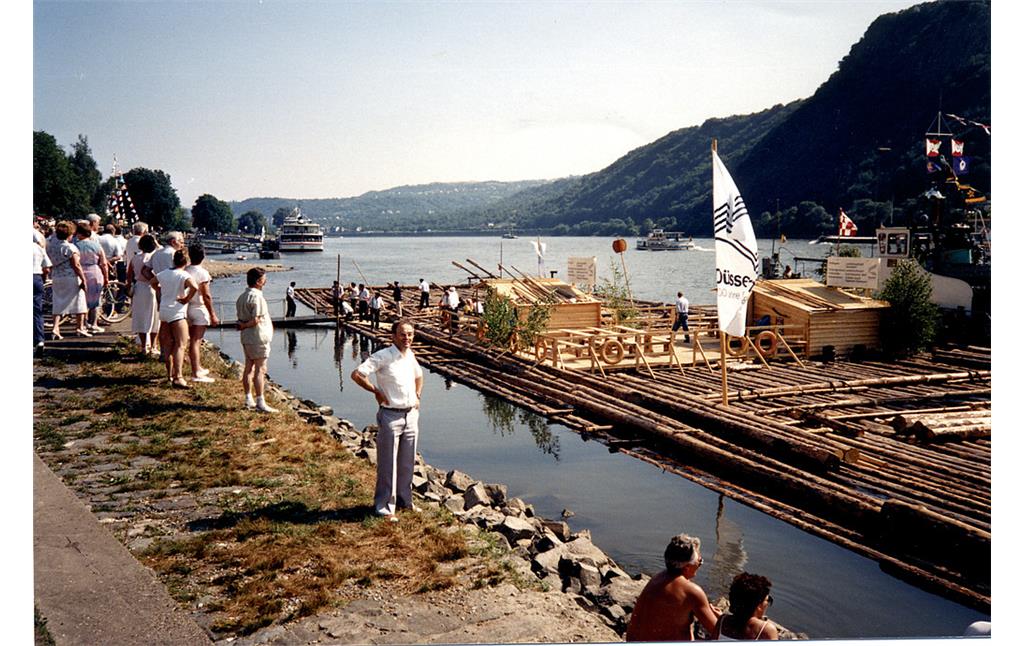 Rekonstruiertes Rheinfloß zum 700-jährigen Stadtjubiläum Kamp-Bornhofens (1988)