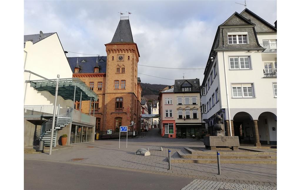 Marktplatz in Zell mit dem Brunnen der Zeller Schwarze Katz, im Hintergrund ist das Rathaus zu sehen (2019)