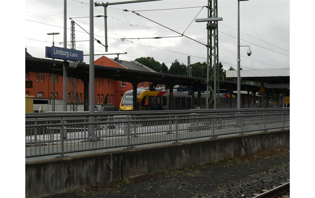 Ankommender Zug am Bahnsteig des Hauptgebäudes des Bahnhofs Limburg (2017)