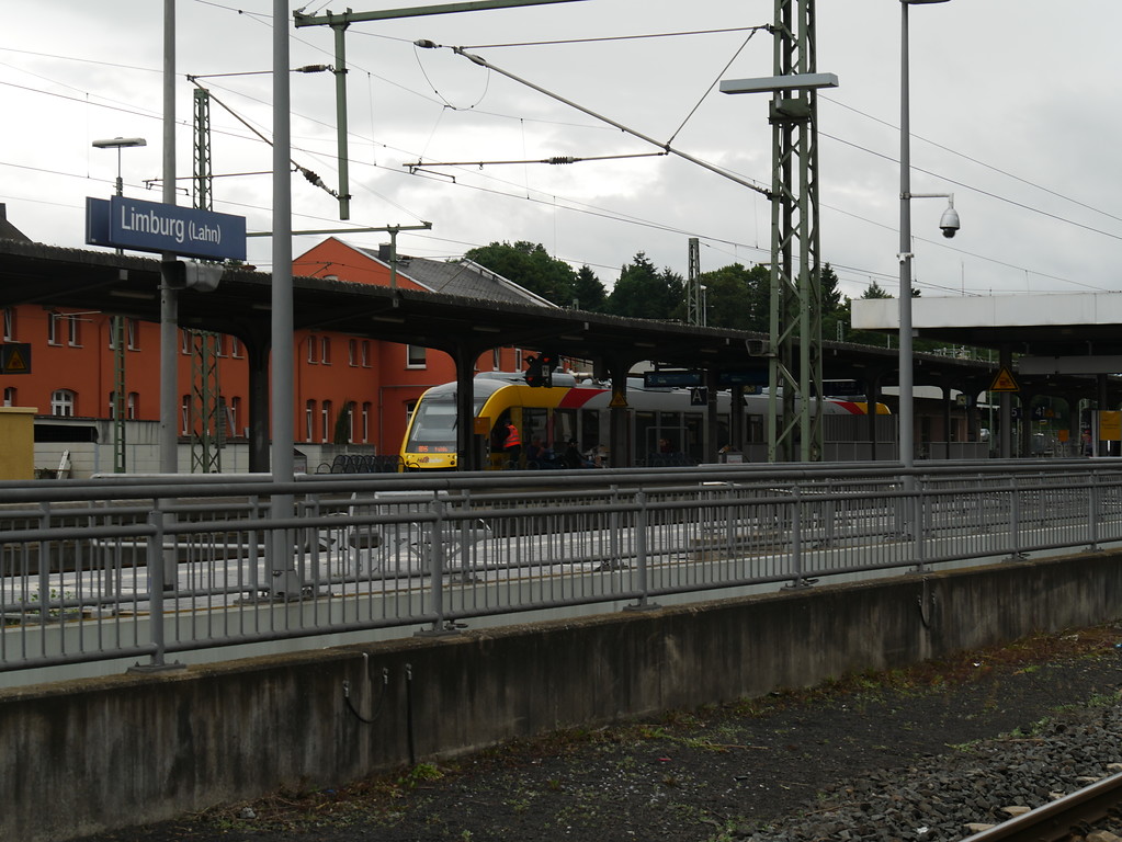 Ankommender Zug am Bahnsteig des Hauptgebäudes des Bahnhofs Limburg (2017)