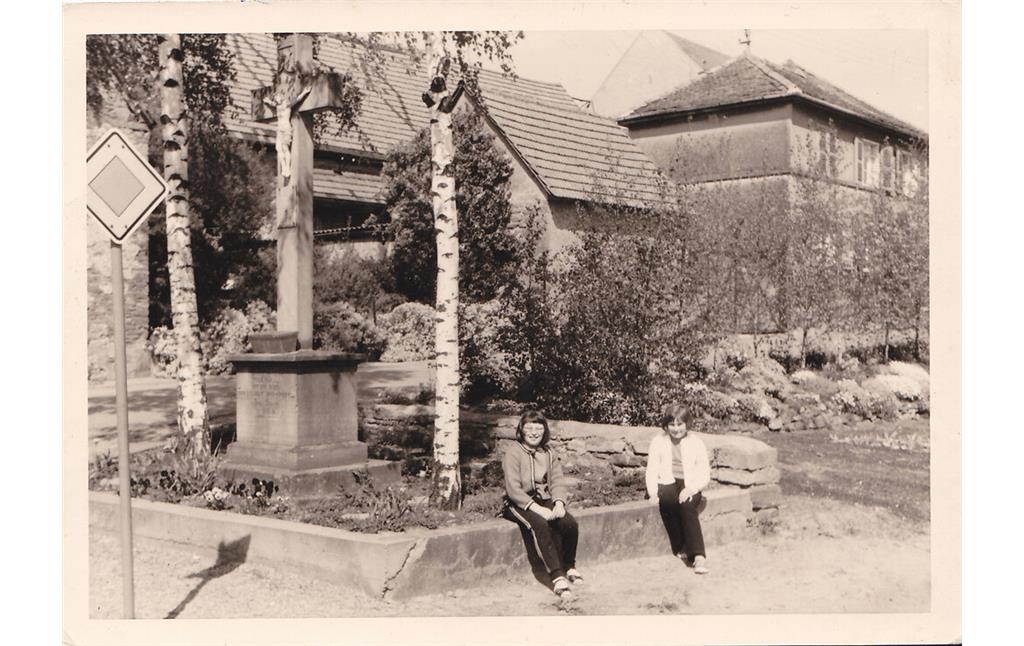 Standort des heutigen Brunnenplatzes an der Bolander Straße in Weitersweiler (1971).