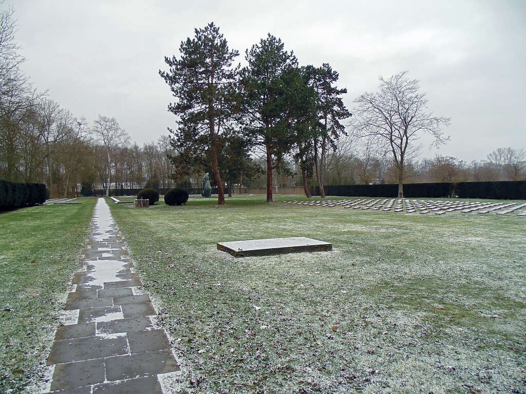 Blick von Osten auf das Gräberfeld für deutsche und ausländische Opfer des Nationalsozialismus auf dem Westfriedhof in Köln-Vogelsang (2021).