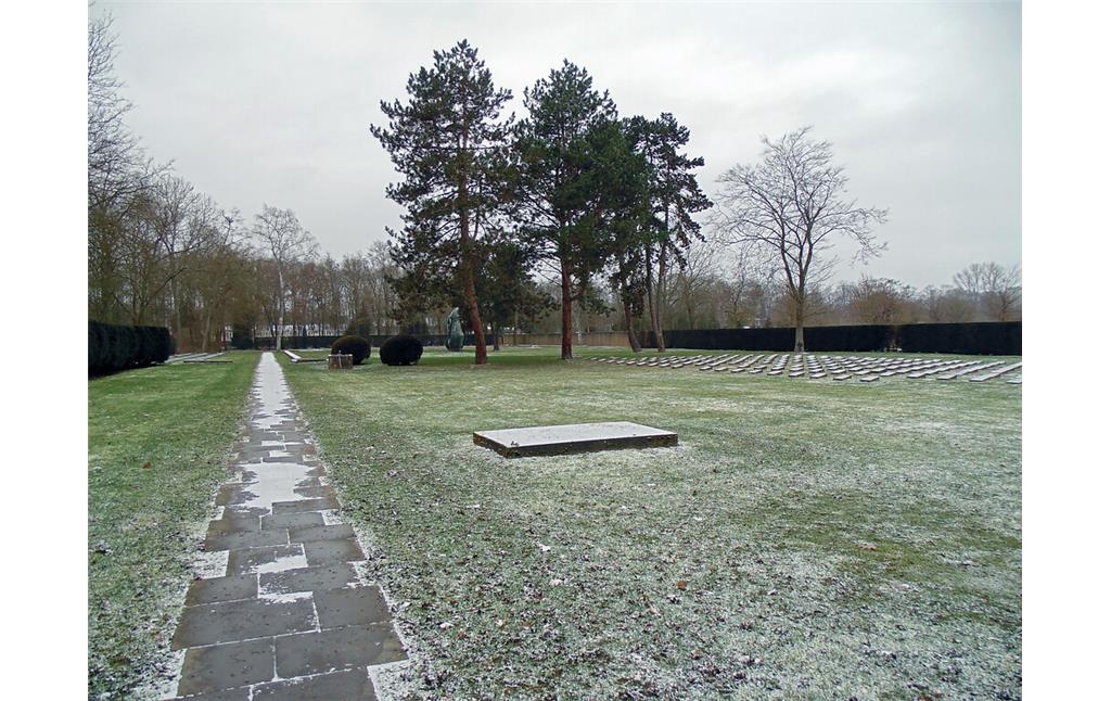 Blick von Osten auf das Gräberfeld für deutsche und ausländische Opfer des Nationalsozialismus auf dem Westfriedhof in Köln-Vogelsang (2021).