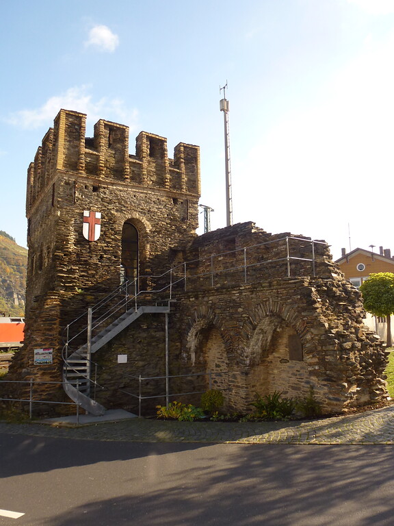 Befestigung Kirchhausen in Oberwesel (2016): Zwischen 1390 und 1448 lässt sich der vierte und letzte Bauabschnitt der Stadtbefestigung Oberwesels datieren. Hierbei handelt es sich um die südliche Erweiterung der Stadtbefestigung, dadurch wurden Kirchhausen sowie die Liebfrauenkirche in die Stadtmauer einbezogen