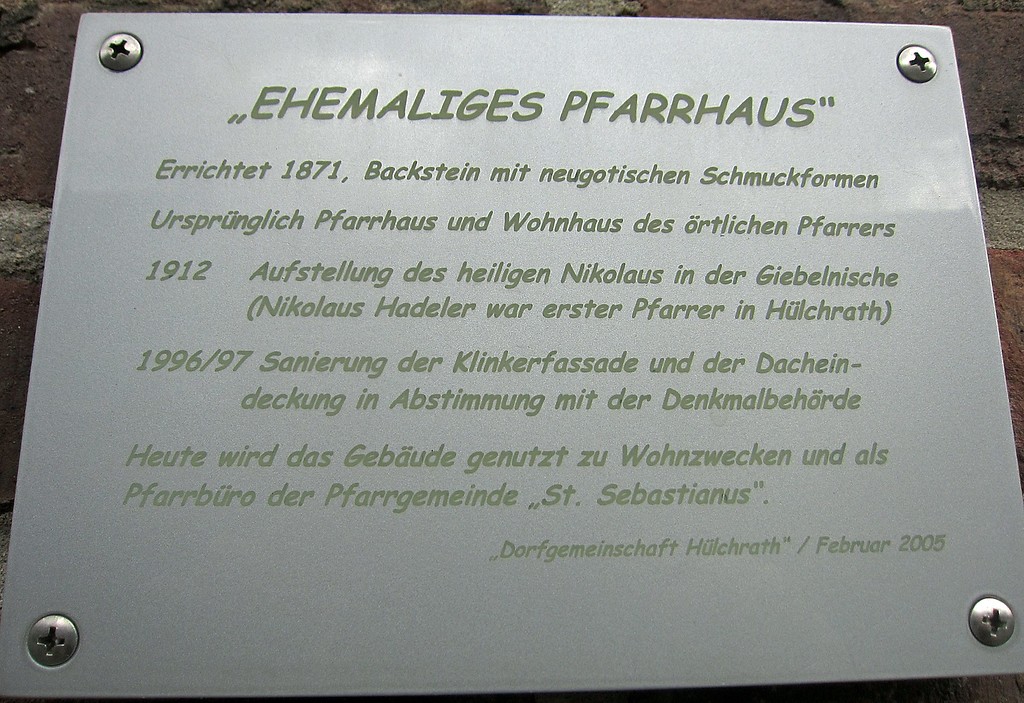 Eine Informationstafel am ehemaligen Pfarrhaus in der Broichstraße in Hülchrath (2014)