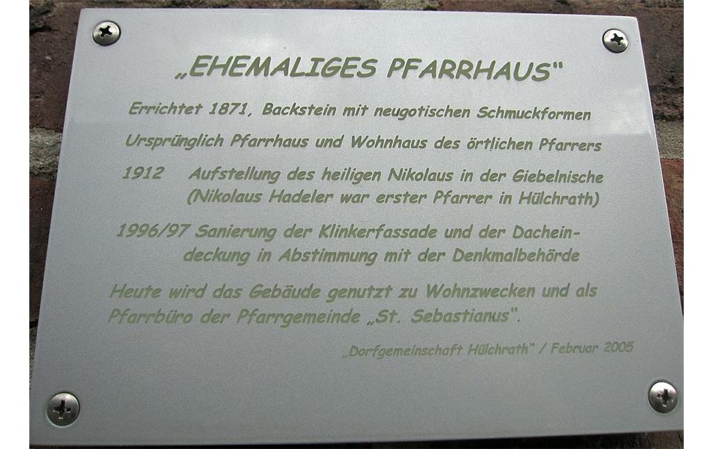 Eine Informationstafel am ehemaligen Pfarrhaus in der Broichstraße in Hülchrath (2014)