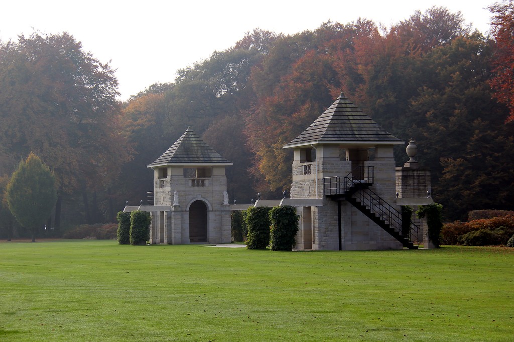 Türme im maurischen Stil auf dem Ehrenfriedhof im Reichswald bei Kleve (2012)