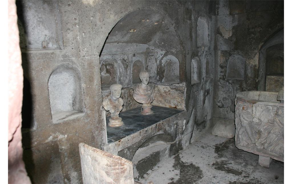 Die Weidener Grabkammer (2014), Blick in die linke Nische mit den beiden weiblichen Büsten.