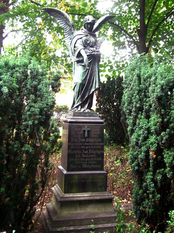 Grabmal mit einer Engelsfigur auf dem Kirchhof an St. Audomar in Frechen (2013)