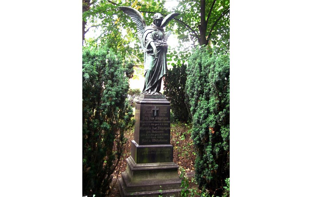 Grabmal mit einer Engelsfigur auf dem Kirchhof an St. Audomar in Frechen (2013)