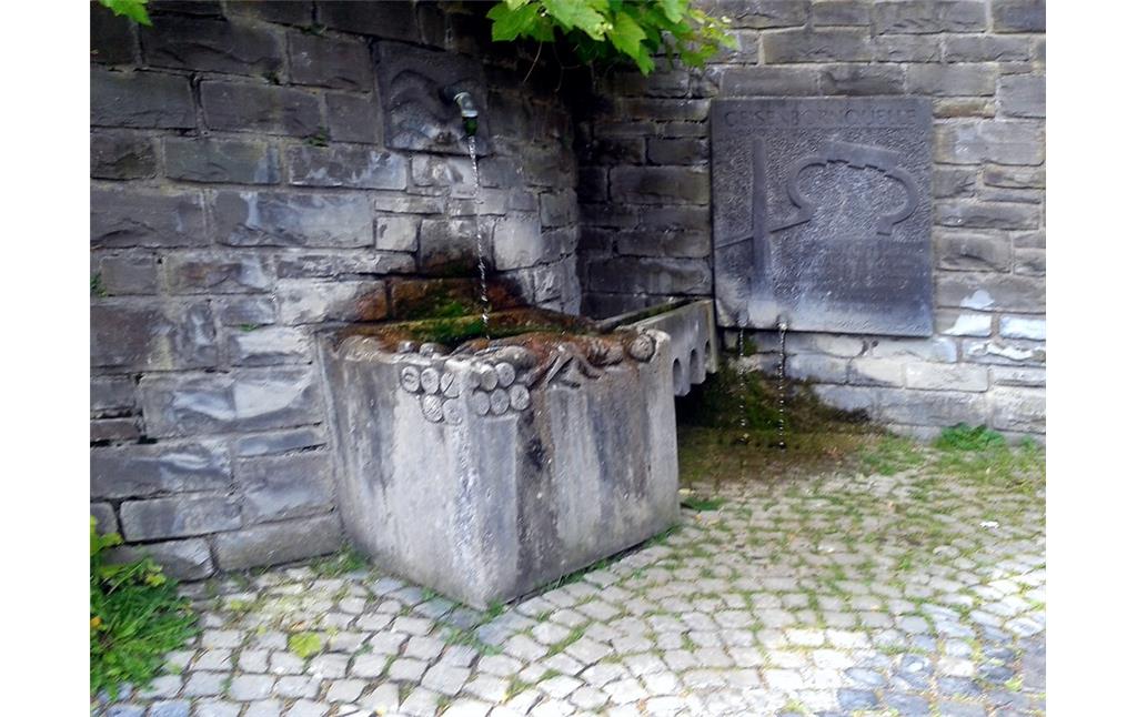 Der Wasserlauf und die Gedenkplatte am Schönbornbrünnchen in Metternich in Koblenz (2014)