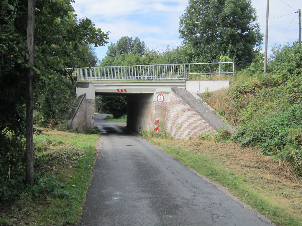Brücke der Bahnlinie von Kleve nach Kranenburg über die Hornderichstraße, von Südosten gesehen (2013)