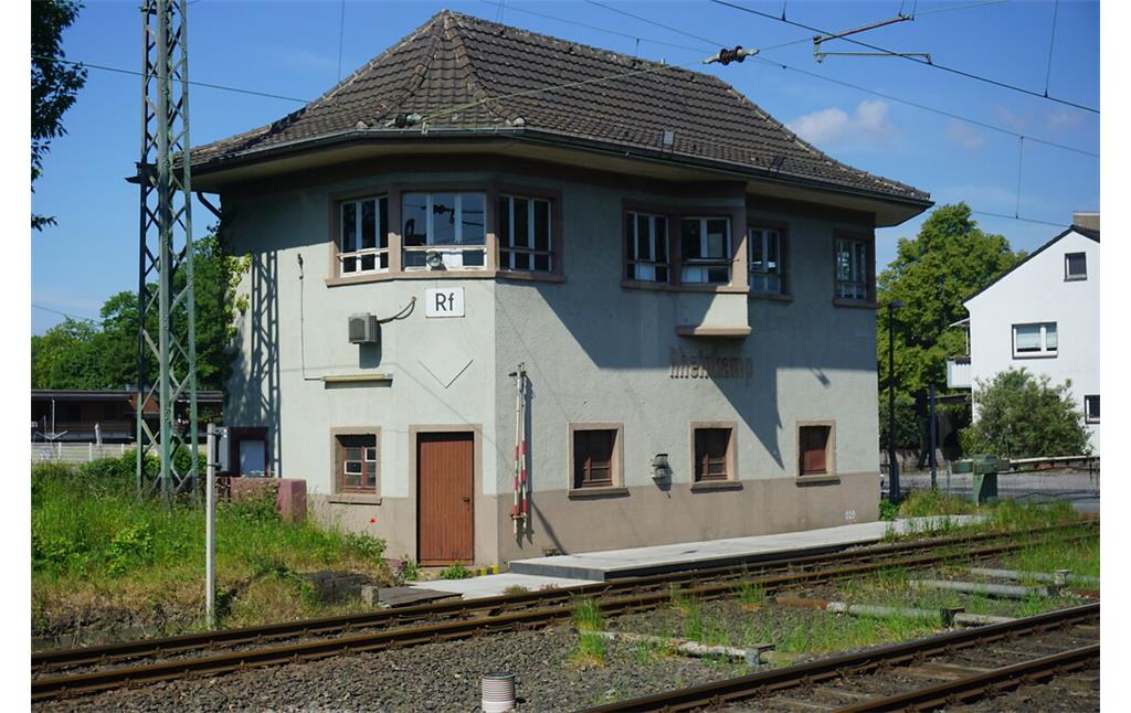 Bahnhof Rheinkamp, Stellwerk Rf von der Gleisseite (2020)