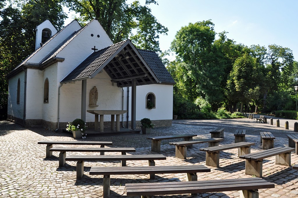 Die Kapelle St. Cornelius bzw. Corneliuskapelle in Neuss-Selikum mit sich draußen befindlichem Altarbereich und Sitzbänken (2017).