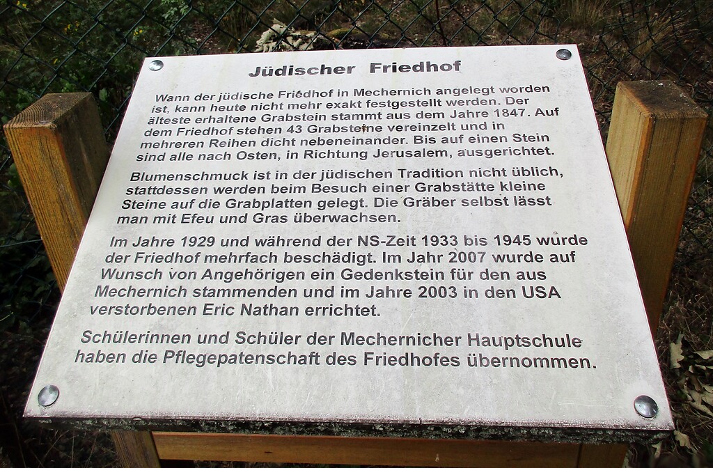 Informationstafel am Eingang zum jüdischen Friedhof Mechernich an der Straße "Im Steinrausch" (2020).