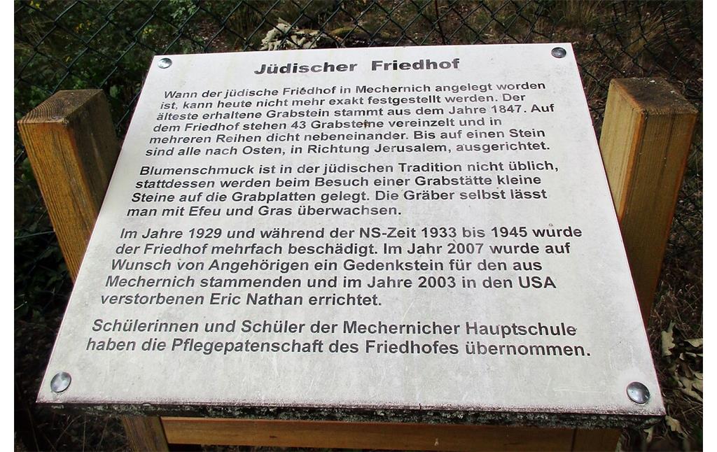 Informationstafel am Eingang zum jüdischen Friedhof Mechernich an der Straße "Im Steinrausch" (2020).