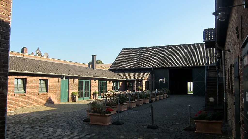 Blick in den Hof des Kulturzentrums in der Gehöftgruppe Sinsteden (2014).