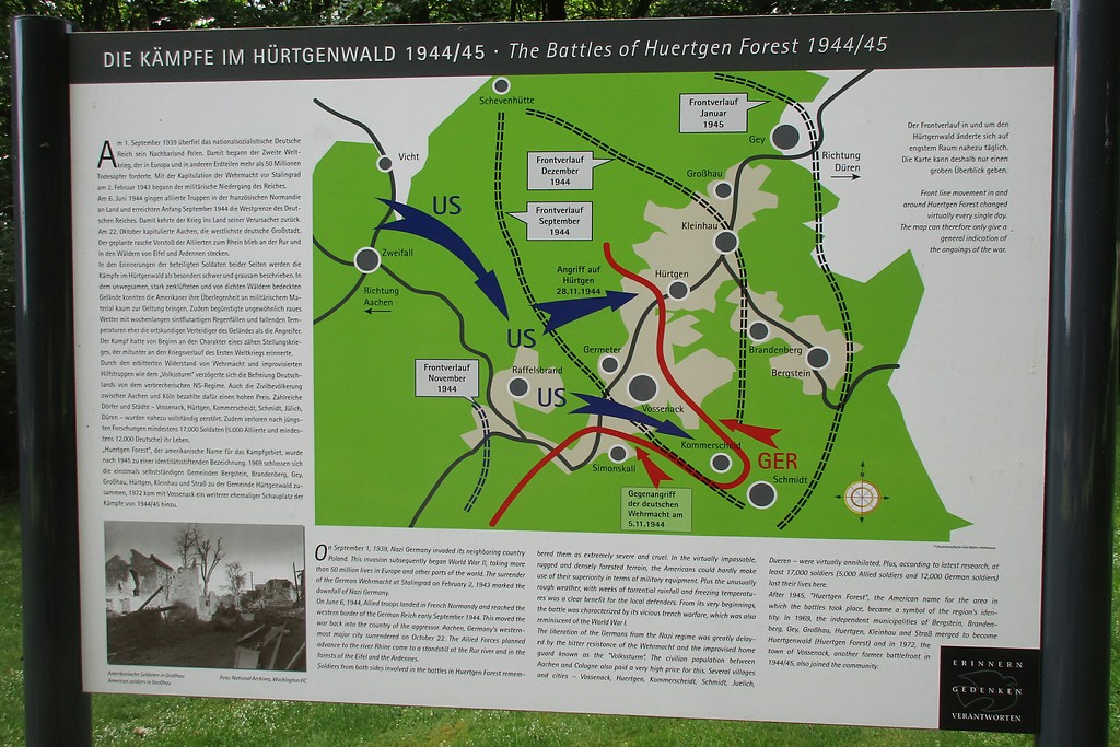 Informationstafel zu den Kämpfen im Hürtgenwald 1944/45 auf dem Kriegsgräberstätte bzw. Soldatenfriedhof und Gedenkstätte in Vossenack (2017).