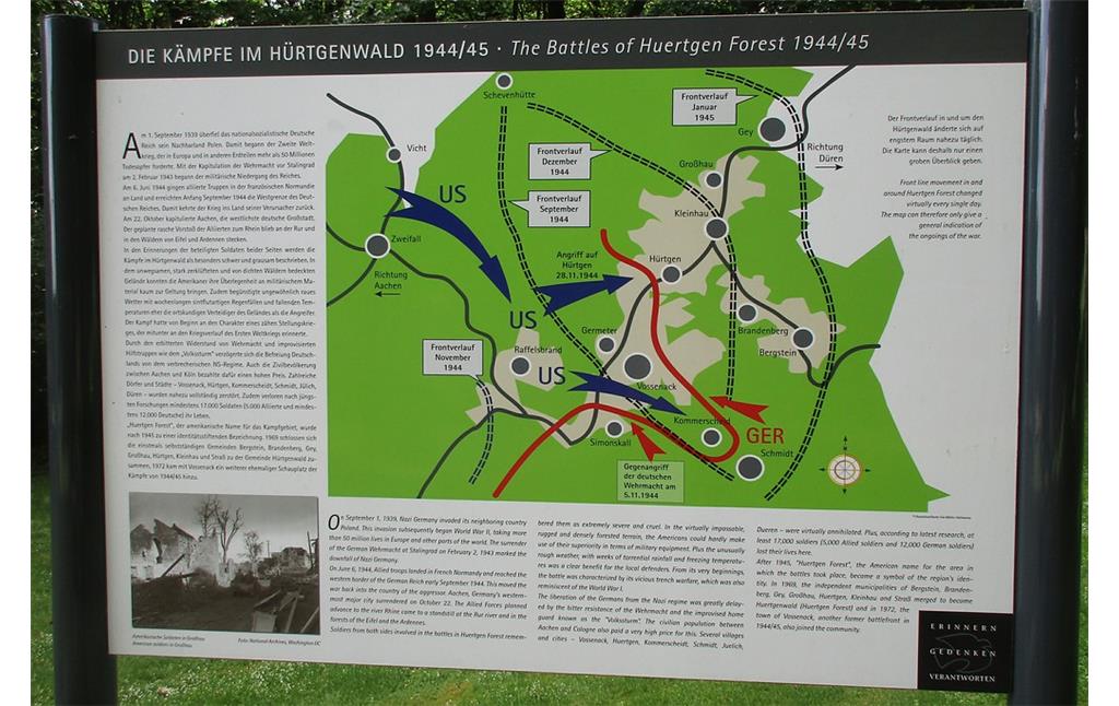 Informationstafel zu den Kämpfen im Hürtgenwald 1944/45 auf dem Kriegsgräberstätte bzw. Soldatenfriedhof und Gedenkstätte in Vossenack (2017).