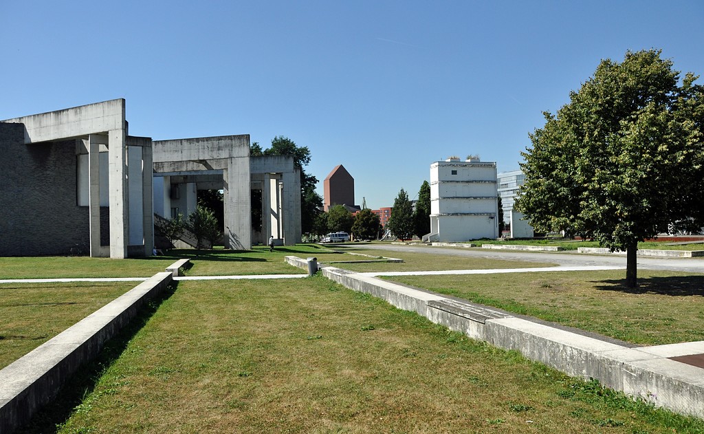 Außenansicht der Neuen Duisburger Synagoge am Innenhafen links, rechts im Bild Teile des "Gartens der Erinnerung" und im Hintergrund das Gebäude des Landesarchivs NRW (2016).