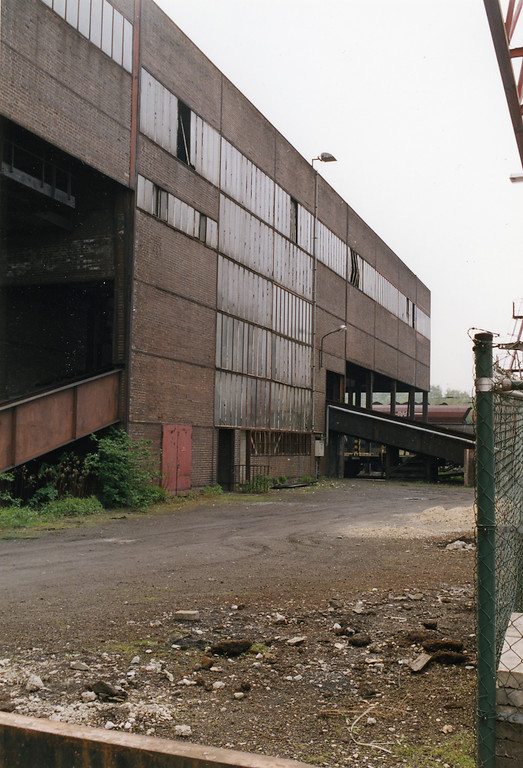 Außenansicht des Wagenumlaufs des Schachtes 1 der Zeche Zollverein, Schächte 1-2-8 (1991)