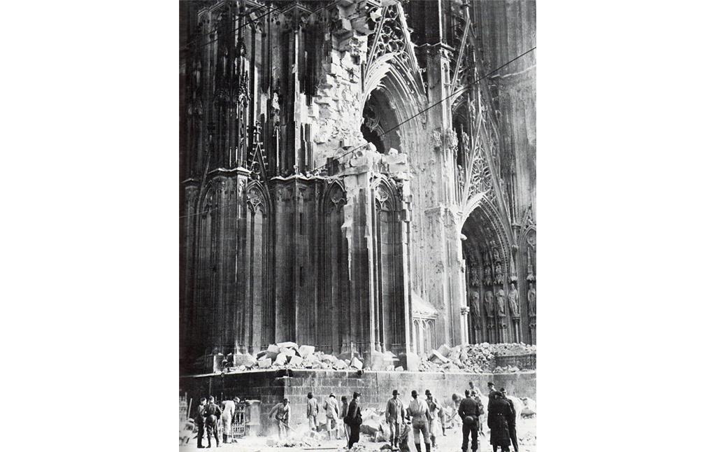 Kriegszerstörungen an der Westfassade des Kölner Domes 1945 (aus: Frank-Planitz, Ulrich: Konrad Adenauer. Eine Biographie in Bild und Wort, Bergisch Gladbach 1975, S. 107)