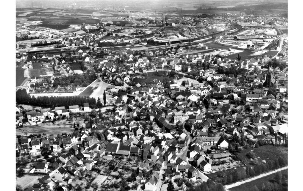 Luftbild mit einer Ansicht von Plaidt (1960er Jahre)