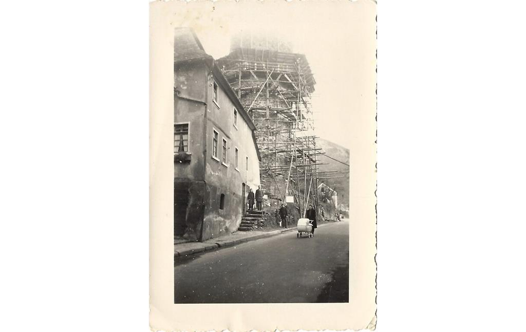 Historische Fotografie der Baustelle am Schiefen Turm von Dausenau (1950)