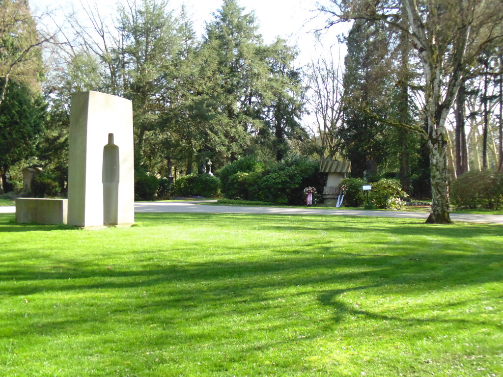 Die Grabstätte Hans Böcklers auf dem Kölner Friedhof Melaten, rechts im Bild an dem großen Rondell gelegen (2020).
