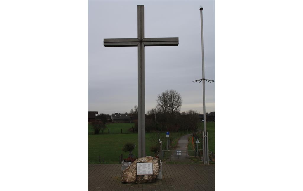 Das Deichkreuz mit Gedenkstein in Voerde-Ork zur Erinnerung an die "Operation Plunder" im März 1945 (2017).
