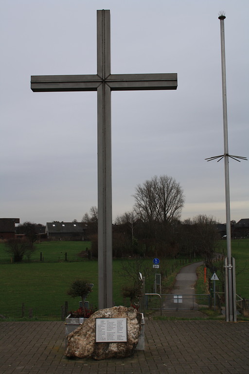 Das Deichkreuz mit Gedenkstein in Voerde-Ork zur Erinnerung an die "Operation Plunder" im März 1945 (2017).