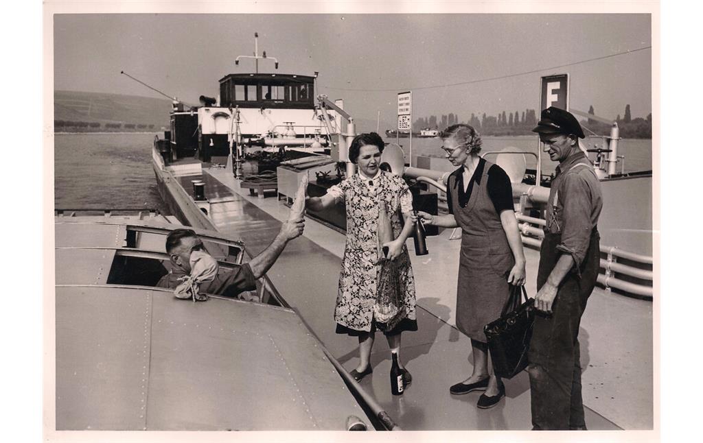 Aus einem Niersteiner Proviantboot werden Waren gereicht (1950er Jahre)