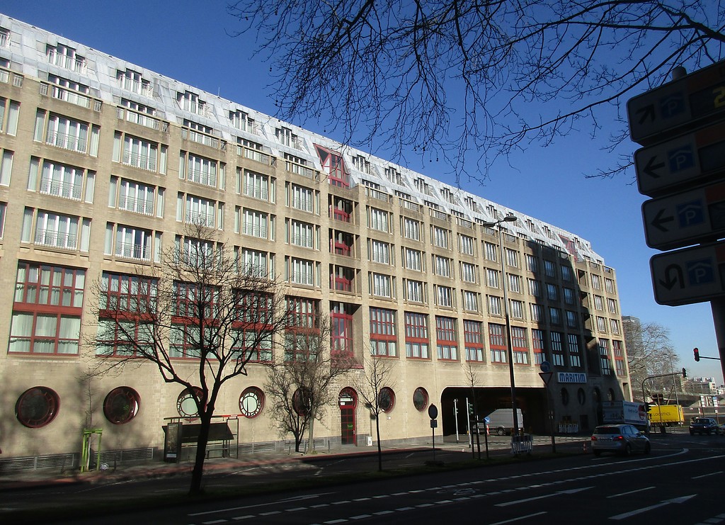Das Gebäude des Maritim-Hotels am Kölner Heumarkt auf dem überbauten Areal des früheren Großmarkts am Sassenhof in Altstadt-Süd (2019).