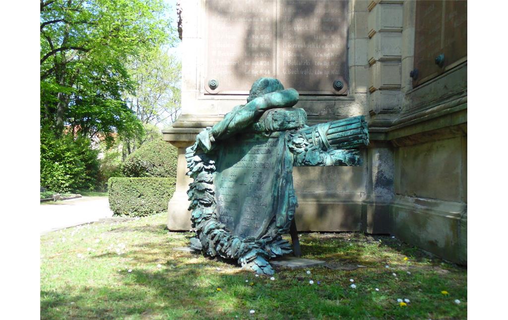 Detailaufnahme des Kriegerdenkmals und Soldaten-Grabmals von 1870/71 auf dem Kölner Melatenfriedhof (2020).