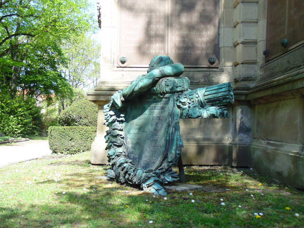 Detailaufnahme des Kriegerdenkmals und Soldaten-Grabmals von 1870/71 auf dem Kölner Melatenfriedhof (2020).