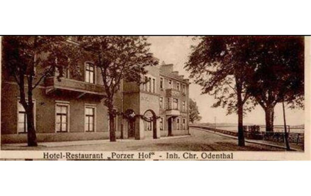 Ausschnitt einer historischen Ansichtskarte (1928) aus Porz mit einem Bild des "Porzer Hof" darauf. Das gut besuchte Gasthaus wurde 1959 abgerissen, an seiner Stelle befindet sich heute der Wendehammer der Rathausstraße. Die Ansichtskarte trägt die Aufschrift: "Hotel-Restaurant 'Porzer Hof' - Inh. Chr. Odenthal".