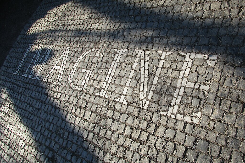 Schriftzug "Imagine" an dem der Friedenshymne von John Lennon gewidmeten Denkmal im Kölner Friedenspark im Inneren Grüngürtel in Neustadt-Süd (2022).