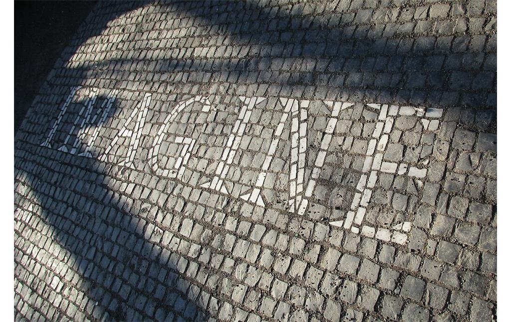 Schriftzug "Imagine" an dem der Friedenshymne von John Lennon gewidmeten Denkmal im Kölner Friedenspark im Inneren Grüngürtel in Neustadt-Süd (2022).