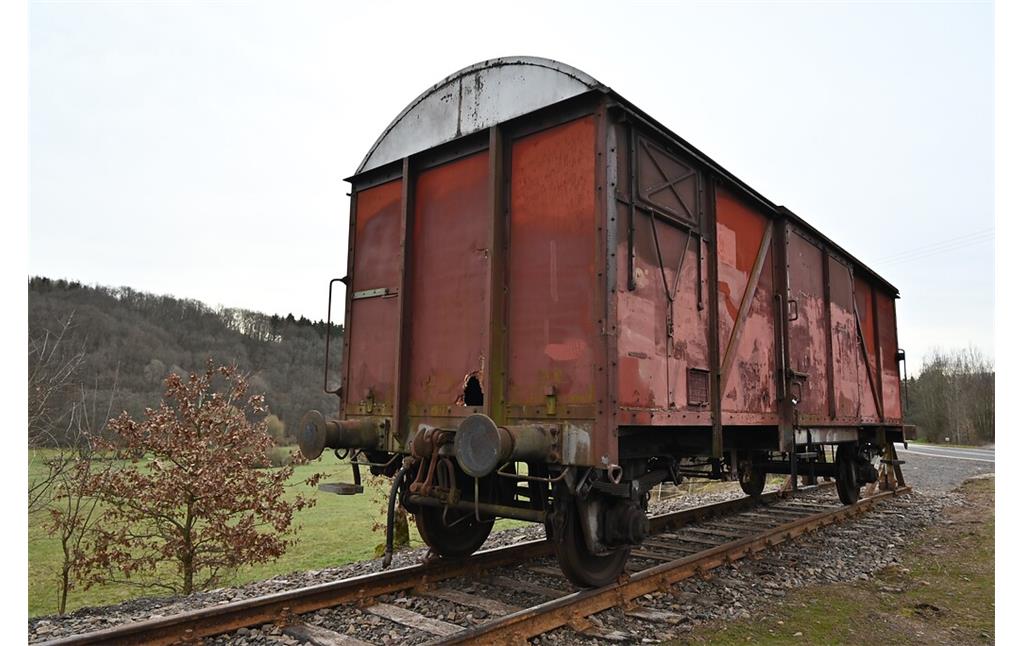 Güterwagen am Radweg auf der ehemaligen Bahnstrecke