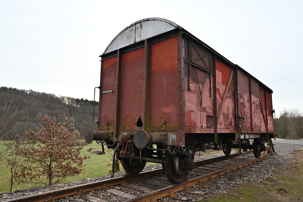 Güterwagen am Radweg auf der ehemaligen Bahnstrecke