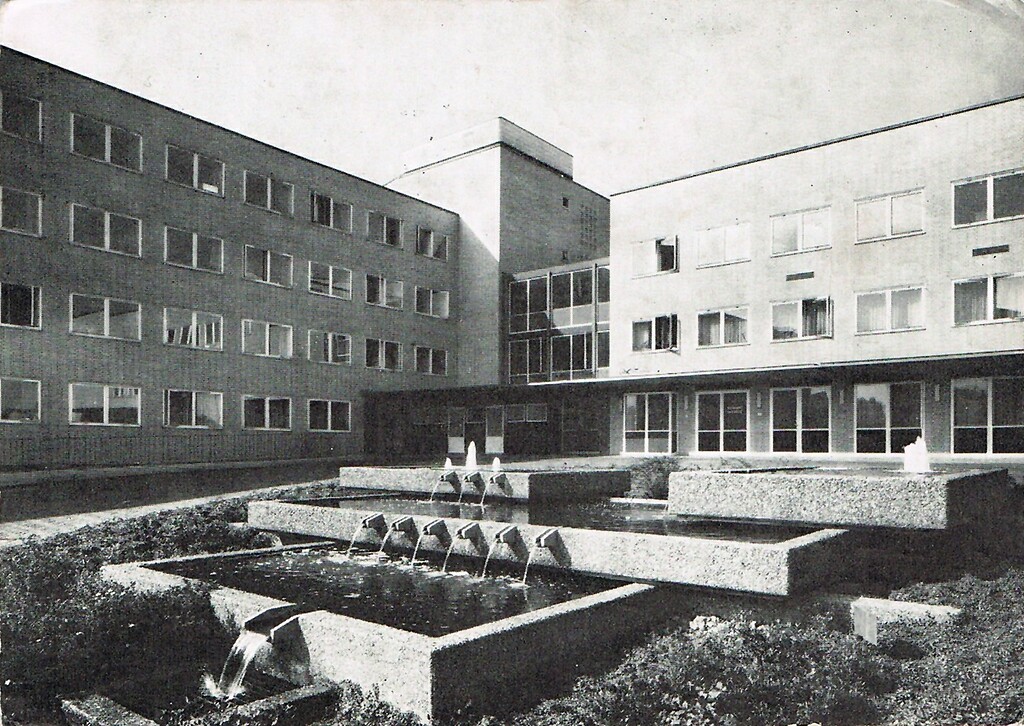 Die von dem Architekten Benno Schachner gestaltete Brunnenanlage vor dem Haupteingang des Kinderkrankenhauses in Köln-Riehl auf einer Ansichtskarte von 1968.