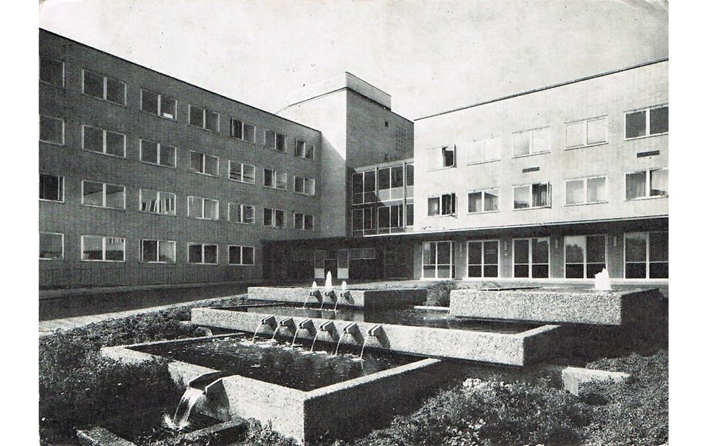 Die von dem Architekten Benno Schachner gestaltete Brunnenanlage vor dem Haupteingang des Kinderkrankenhauses in Köln-Riehl auf einer Ansichtskarte von 1968.