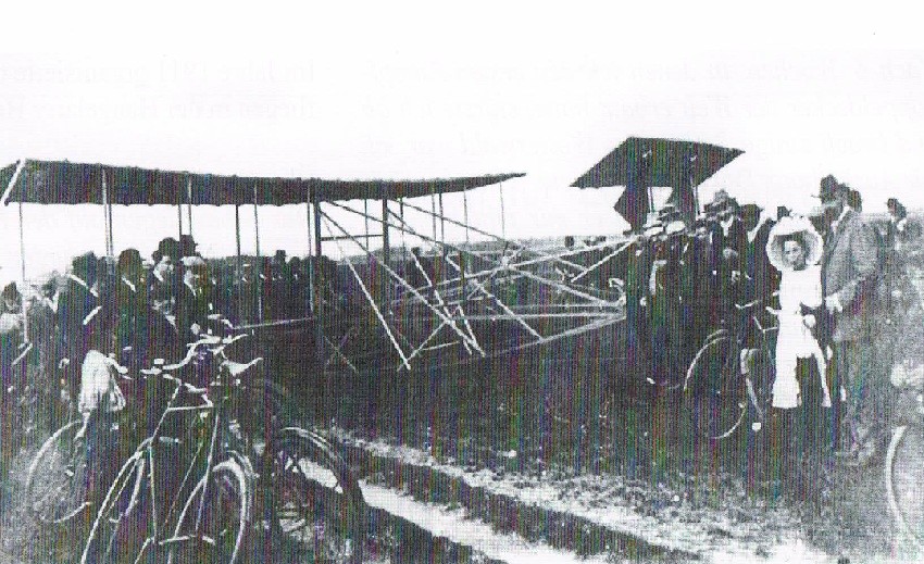 Historisches Foto von 1909: Fritz Pulligs erste Flugversuche auf dem Hangelarer Flugplatz.