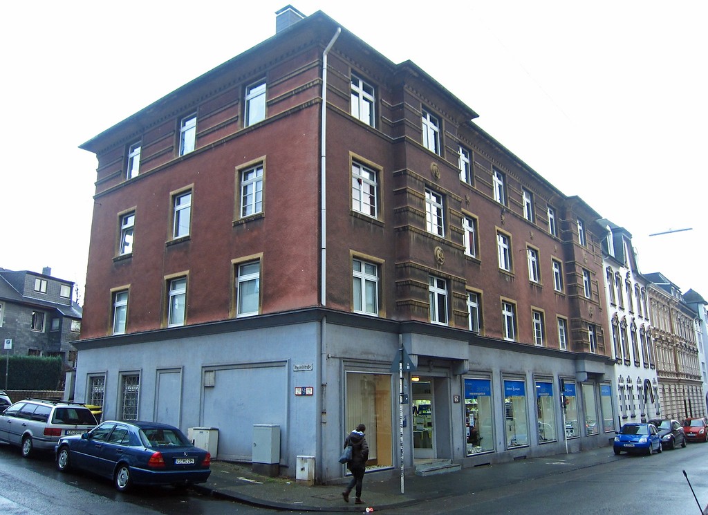 Wohn- und Geschäftshaus der früheren der Konsumgenossenschaft "Vorwärts" in der Sedanstraße in Barmen, Ansicht von der Sedanstraße aus (2014).