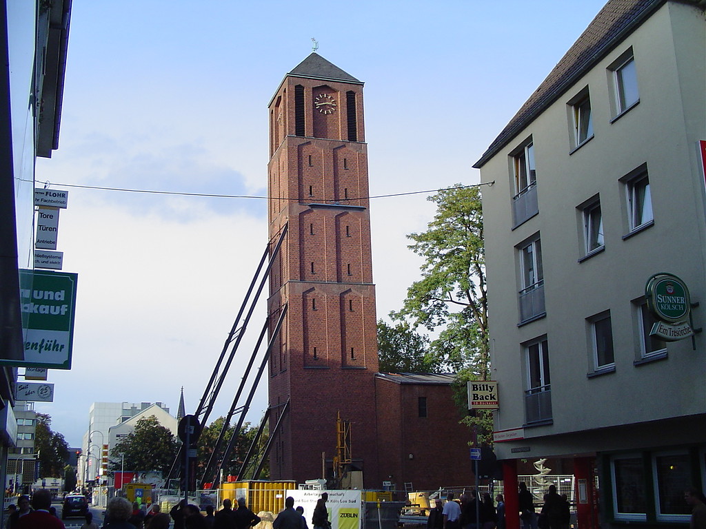 Der abgestützte Kirchturm von Sankt Johann Baptist in Köln-Altstadt-Süd (2004). Im Hintergrund das 2009 eingestürzte Historische Archiv.