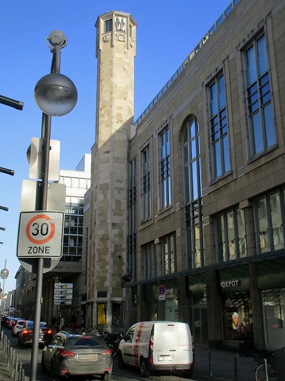 Blick vom Neumarkt in die Richmodstraße mit dem Richmodisturm in Köln-Altstadt-Nord (2019)