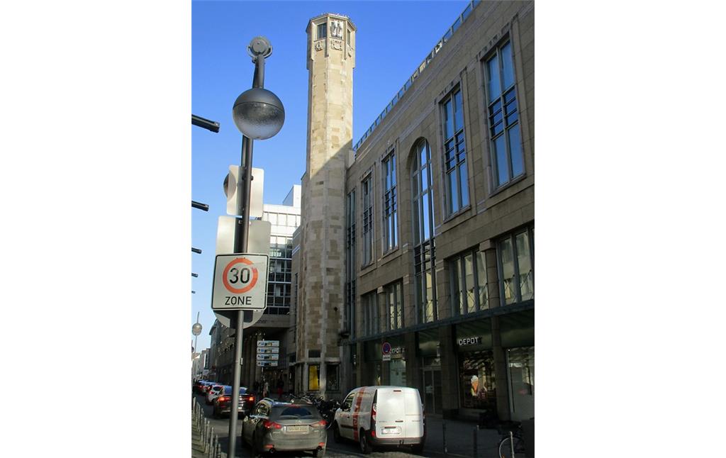 Blick vom Neumarkt in die Richmodstraße mit dem Richmodisturm in Köln-Altstadt-Nord (2019)