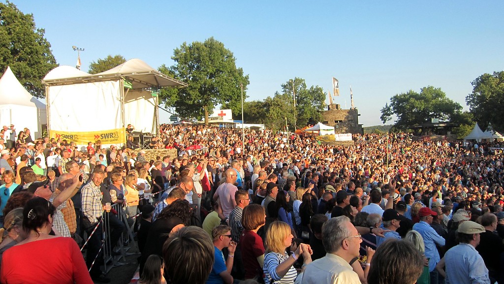 Die vollbesetzten Zuschauerränge der Freilichtbühne Loreley bei Sankt Goarshausen während eines Rockkonzerts (2012).