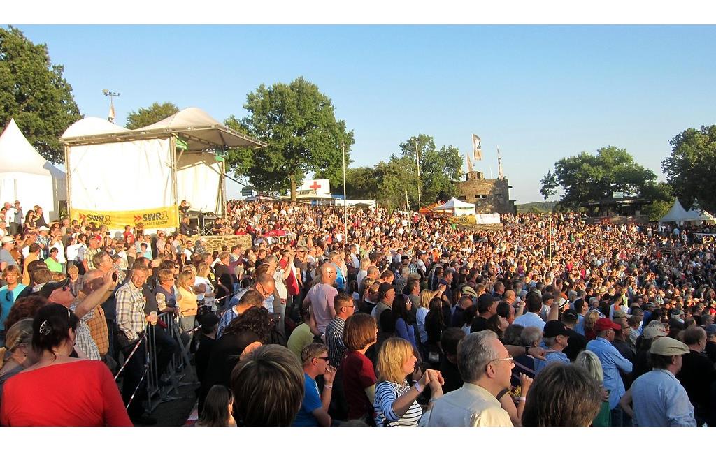 Die vollbesetzten Zuschauerränge der Freilichtbühne Loreley bei Sankt Goarshausen während eines Rockkonzerts (2012).