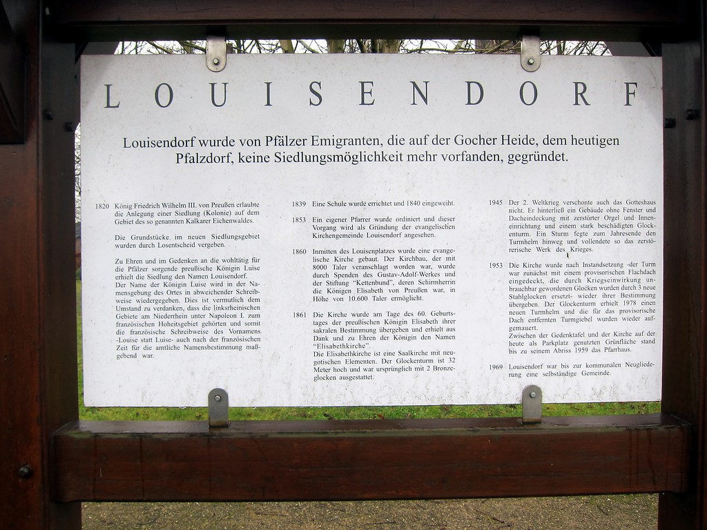 Informationstafel in Louisendorf bei Bedburg-Hau, die über die Entstehung und das Werden des Ortes informiert (2015)